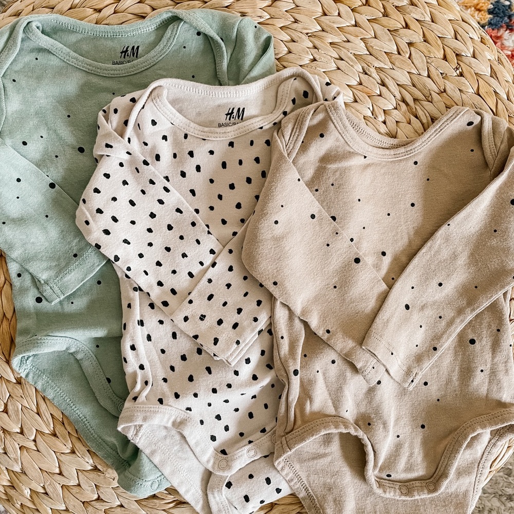 H&M • 3 pack long sleeved bodysuits • gender neutral